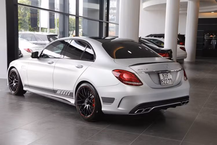 Ngoài ra, mẫu xe thể thao Mercedes-AMG C63 S Edition 1 được cho độc nhất Việt Nam này còn được trang bị thêm hàng loạt đồ chơi như; bộ la-zăng Performance màu đen mờ đối lập với cùm phanh AMG viền đỏ, bộ decal Edition 1 nổi bật và nội thất siêu sang...