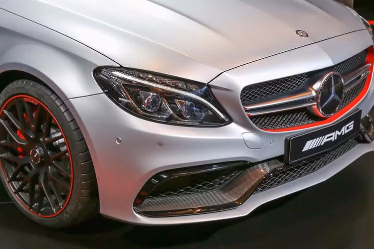 Được sản xuất từ 2/12015 – 2/2016, siêu phẩm này sẽ bị giới hạn số lượng. Chính vì lẽ đó. mẫu xe mới này càng “hot” hơn bao giờ hết. Phiên bản đặc biệt Edition 1 của AMG C63 S sở hữu nước sơn bạc mờ Iridium designo cực kỳ sang trọng cùng thân xe thiết kế khí động học.