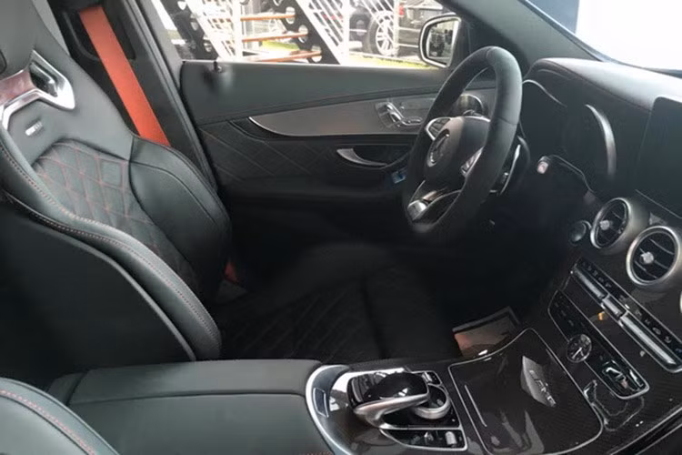 Những trang bị đáng chú ý trên C63 S Edition 1 là khóa vi sai cầu sau điện tử giúp tốc độ quay bánh sau xe thấp hơn. Chống trượt và tăng độ bám đường; chân đế động cơ có thể dễ dàng điều chỉnh độ cứng qua nút điều khiển AMG DYNAMIC SELECT cũng là một công nghệ nổi bật.