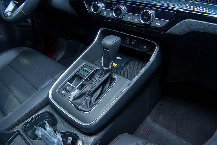 Ngoài ra, xe cũng được trang bị hệ thống âm thanh Bose 12 loa, điều hòa tự động, đèn viền nội thất, cửa sổ trời toàn cảnh, sạc điện thoại không dây, màn hình hiển thị thông tin kính lái HUD, đề nổ từ xa, thẻ chìa khóa thông minh, phanh tay điện tử,...