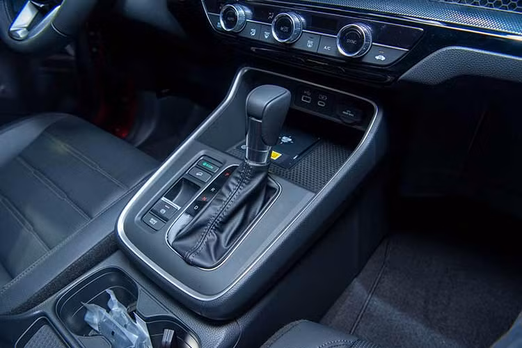 Ngoài ra, xe cũng được trang bị hệ thống âm thanh Bose 12 loa, điều hòa tự động, đèn viền nội thất, cửa sổ trời toàn cảnh, sạc điện thoại không dây, màn hình hiển thị thông tin kính lái HUD, đề nổ từ xa, thẻ chìa khóa thông minh, phanh tay điện tử,...