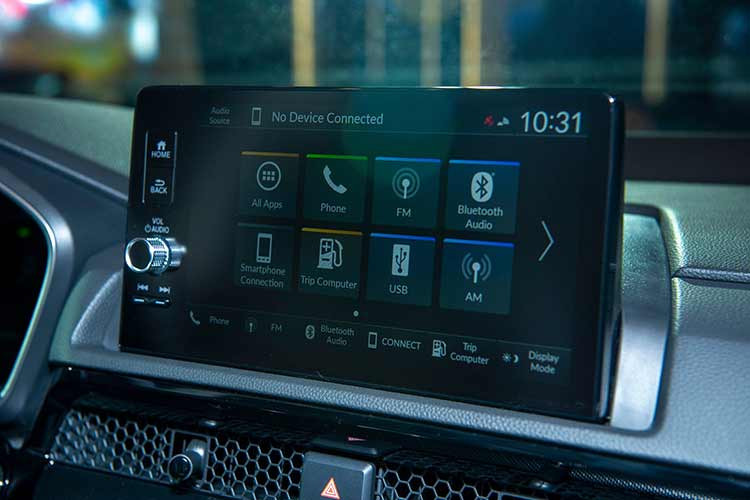 So với thế hệ cũ, nội thất của mẫu SUV cỡ C này hiện đại và tiện nghi hơn nhờ sự xuất hiện của ghế lái chỉnh điện 8 hướng/nhớ 2 vị trí, ghế phụ lái chỉnh điện 4 hướng, bảng đồng hồ kỹ thuật số, màn hình cảm ứng trung tâm 9 inch, hỗ trợ Apple CarPlay/Android Auto không dây...