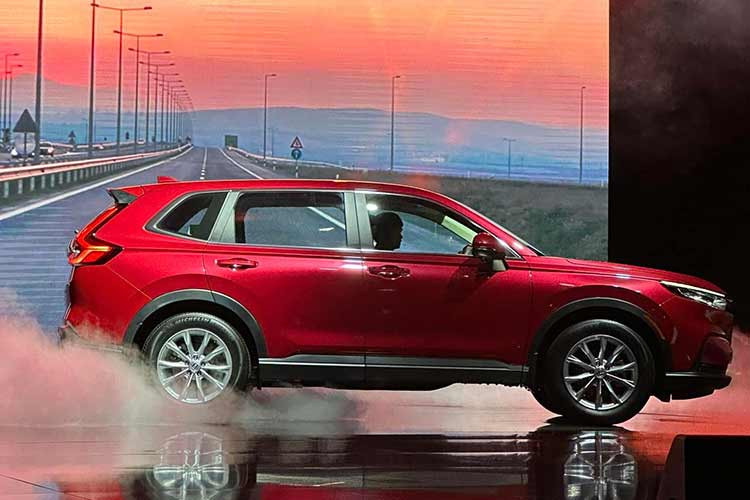 Tương tự xe dành cho những thị trường khác, Honda CR-V 2024 ở Việt Nam cũng được lột xác về mặt thiết kế theo hơi hướng thể thao và khỏe khoắn hơn. Cụ thể, xe có kích thước dài, rộng, cao lần lượt là 4.691 mm x 1.866 mm x 1.681/1.691 mm (tùy phiên bản), Honda CR-V 2023 đã tăng chiều dài thêm 68 mm, chiều rộng thêm 11 mm so với thế hệ trước.