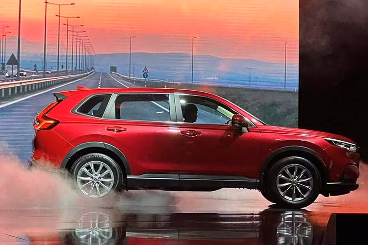 Tương tự xe dành cho những thị trường khác, Honda CR-V 2024 ở Việt Nam cũng được lột xác về mặt thiết kế theo hơi hướng thể thao và khỏe khoắn hơn. Cụ thể, xe có kích thước dài, rộng, cao lần lượt là 4.691 mm x 1.866 mm x 1.681/1.691 mm (tùy phiên bản), Honda CR-V 2023 đã tăng chiều dài thêm 68 mm, chiều rộng thêm 11 mm so với thế hệ trước.