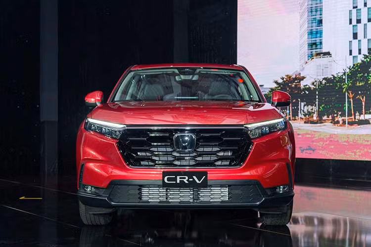 Phần đầu xe ấn tượng hơn với lưới tản nhiệt cỡ lớn dạng tổ ong, kết hợp với cản trước được sơn đen cùng những đường cắt Chrome cứng cáp. Cùng với đó là cụm đèn LED thanh mảnh và sắc sảo tạo nên phía trước thanh thoát và thể thao hơn so trước đây. 