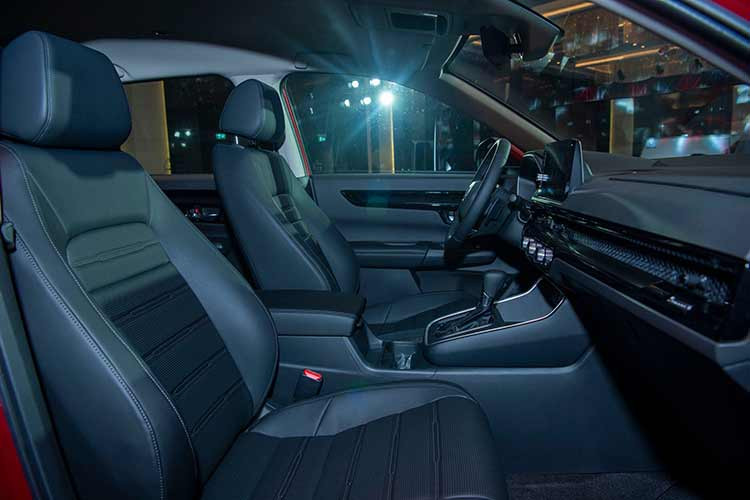 Bên cạnh đó là hệ thống kết nối viễn thông Honda Connect tiêu chuẩn với 3 nhóm chức năng chính, bao gồm an toàn và bảo mật; điều khiển từ xa; và thuận tiện. Honda Việt Nam ưu đãi miễn phí sử dụng dịch vụ ứng dụng Honda CONNECT cho khách hàng trong năm đầu tiên.