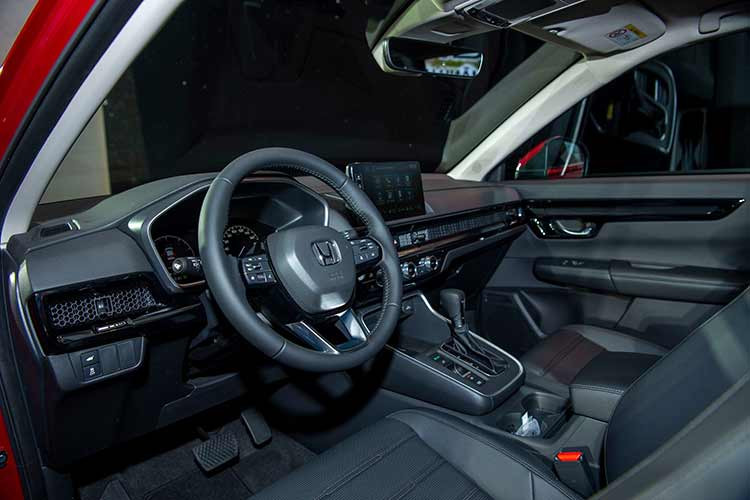 Bên trong nội thất của Honda CR-V 2024 được lấy cảm hứng từ Civic mới. Khoang nội thất được thiết kế tối giản nhưng hiện đại. Đặc biệt, với kích thước dài, rộng, cao gia tăng hơn so với thế hệ trước (tùy phiên bản), đã góp phần mở rộng không gian nội thất của CR-V hoàn toàn mới.