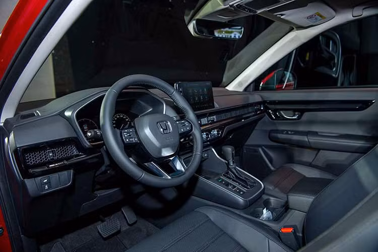 Bên trong nội thất của Honda CR-V 2024 được lấy cảm hứng từ Civic mới. Khoang nội thất được thiết kế tối giản nhưng hiện đại. Đặc biệt, với kích thước dài, rộng, cao gia tăng hơn so với thế hệ trước (tùy phiên bản), đã góp phần mở rộng không gian nội thất của CR-V hoàn toàn mới.