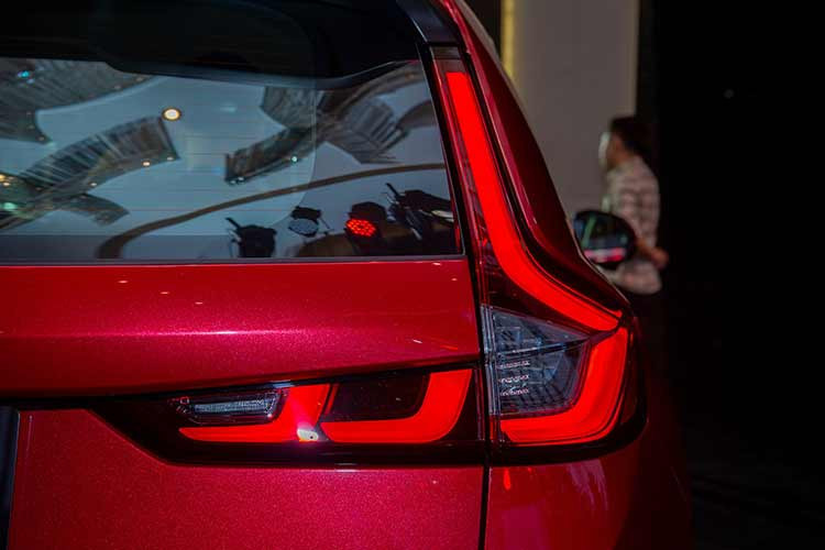 Honda CR-V 2024 tại Việt Nam sở hữu cản trước mới với lưới tổ ong cứng cáp, đèn pha LED thanh mảnh, sắc sảo, đường dập gân chạy dọc thân xe, đèn hậu nằm dọc và vành hợp kim 18 inch.