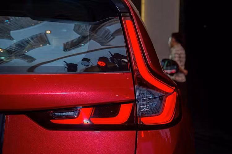 Honda CR-V 2024 tại Việt Nam sở hữu cản trước mới với lưới tổ ong cứng cáp, đèn pha LED thanh mảnh, sắc sảo, đường dập gân chạy dọc thân xe, đèn hậu nằm dọc và vành hợp kim 18 inch.