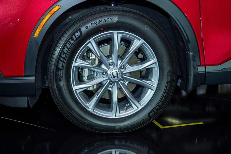 Đặc biệt, đây còn là lần đầu tiên dòng xe này có phiên bản RS với ngoại hình ấn tượng hơn. So với 3 phiên bản còn lại, Honda CR-V e:HEV RS 2024 tạo điểm nhấn riêng biệt bằng lưới tản nhiệt và ốp gương chiếu hậu sơn đen, logo màu đỏ trên đầu/đuôi xe cũng như vành hợp kim 18 inch với 10 chấu đen bóng.