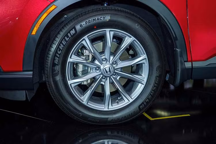 Đặc biệt, đây còn là lần đầu tiên dòng xe này có phiên bản RS với ngoại hình ấn tượng hơn. So với 3 phiên bản còn lại, Honda CR-V e:HEV RS 2024 tạo điểm nhấn riêng biệt bằng lưới tản nhiệt và ốp gương chiếu hậu sơn đen, logo màu đỏ trên đầu/đuôi xe cũng như vành hợp kim 18 inch với 10 chấu đen bóng.