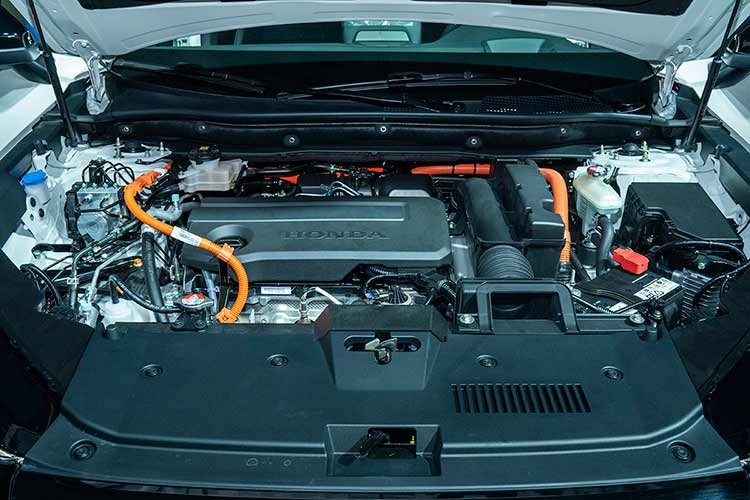 Chưa hết, Honda CR-V ở Việt Nam còn lần đầu tiên có phiên bản hybrid, đó là e:HEV RS. Phiên bản này dùng động cơ xăng 4 xi-lanh, dung tích 2.0L, mạnh 146 mã lực. Động cơ kết hợp với 2 mô-tơ điện có công suất tổng cộng 181 mã lực. Khi kết hợp với nhau, 2 trang bị này giúp Honda CR-V e:HEV RS 2024 có công suất 204 mã lực và mô-men xoắn cực đại 335 Nm. 
