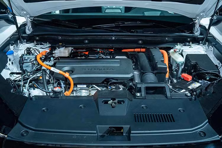 Chưa hết, Honda CR-V ở Việt Nam còn lần đầu tiên có phiên bản hybrid, đó là e:HEV RS. Phiên bản này dùng động cơ xăng 4 xi-lanh, dung tích 2.0L, mạnh 146 mã lực. Động cơ kết hợp với 2 mô-tơ điện có công suất tổng cộng 181 mã lực. Khi kết hợp với nhau, 2 trang bị này giúp Honda CR-V e:HEV RS 2024 có công suất 204 mã lực và mô-men xoắn cực đại 335 Nm. 