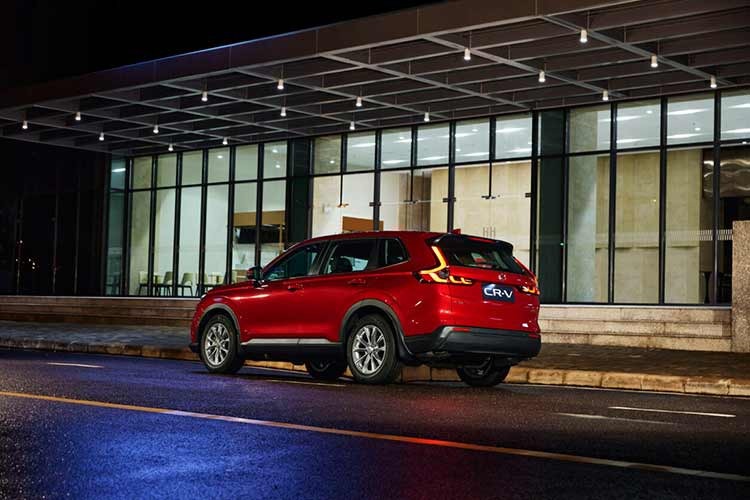 Cuối cùng là những trang bị an toàn của Honda CR-V 2024 như 8 túi khí, hệ thống quan sát làn đường Honda LaneWatch, hệ thống hỗ trợ xuống dốc, hỗ trợ đánh lái chủ động, cảnh báo áp suất lốp, cảnh báo chống buồn ngủ, camera 360 độ, cảm biến trước/sau và nhắc nhở kiểm tra hàng ghế sau.