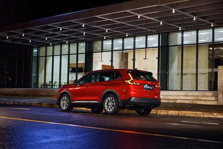 Cuối cùng là những trang bị an toàn của Honda CR-V 2024 như 8 túi khí, hệ thống quan sát làn đường Honda LaneWatch, hệ thống hỗ trợ xuống dốc, hỗ trợ đánh lái chủ động, cảnh báo áp suất lốp, cảnh báo chống buồn ngủ, camera 360 độ, cảm biến trước/sau và nhắc nhở kiểm tra hàng ghế sau.