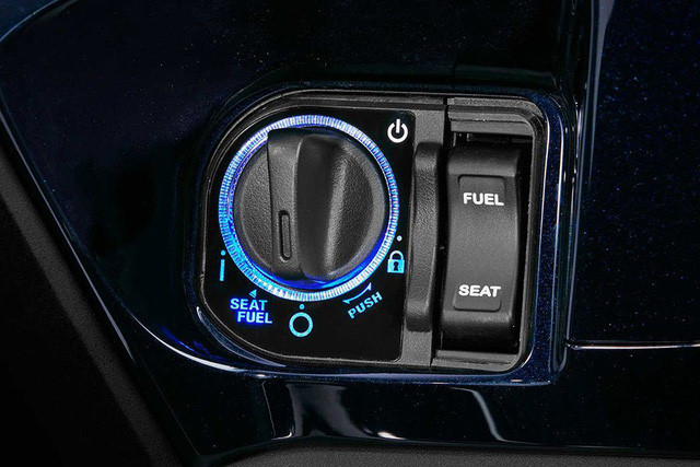 Thiết kế ghi đông củ xe không thay đổi so với banr thường nhưng các nút điều khiển như còi, nút bật/tắt đèn, chuyển chế độ pha/cos đều đã được làm lớn hơn, trong đó một số nút bấm sẽ thiết kế dành riêng cho việc sử dụng động cơ điện. Xe sẽ vẫn tiếp tục được trang bị Hệ thống khóa thông minh Honda SMART Key với chìa khóa thông minh FOB.