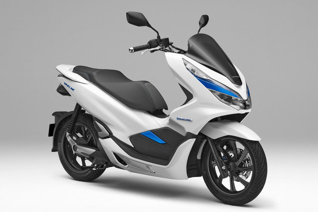 Để quản lý hoạt động của động cơ điện, Honda đã trang bị cho PCX Hybrid một bộ điều khiển có tên gọi Power Drive Unit (PDU). Công dụng chính của PDU đó là quyết định sức mạnh mà mô-tơ điện sẽ hỗ trợ cho động cơ xăng, sử dụng dữ liệu từ vị trí tay ga. Ngay sau khi vặn ga, mô-tơ ACG sẽ hỗ trợ động cơ xăng tăng tốc trong 4 giây - trong đó mô-men xoắn cực đại có thể đạt được trong 3 giây đầu.