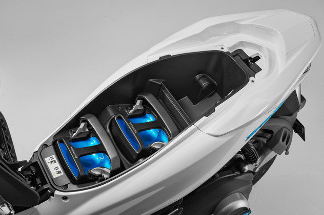 Ngay cả động cơ chính của mẫu xe Honda PCX chạy điện này cũng được chia sẻ chung với phiên bản PCX 125: có dạng xi-lanh đơn SOHC dung tích 124cc, cho công suất 12PS và mô-men xoắn 12Nm. Tuy nhiên, điểm đặc biệt của phiên bản này đó là sự xuất hiện của mô-tơ đề ACG lớn hơn, đóng vai trò trợ lực cho động cơ xăng.