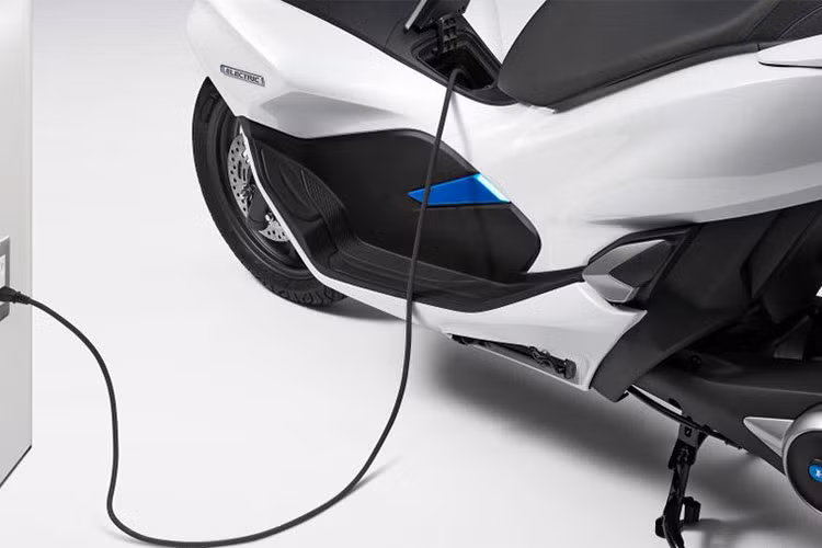 Mô-tơ điện trên mẫu xe tay ga này sẽ có công suất 1,9PS và mô-men xoắn 4,3 Nm, khiến PCX Hybrid có tổng công suất đạt 13,9PS và mô-men xoắn 16,3Nm. Như vậy, PCX Hybrid khi vận hành cùng lúc cả 2 loại động cơ vẫn thua về công suất so với PCX 150 (14,6PS), nhưng vượt trội về mô-men xoắn cực đại (11,8Nm).