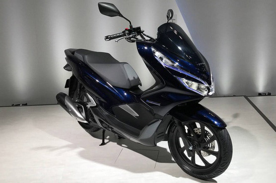 Hãng xe máy đình đám Nhật Bản lần đầu tiên giới thiệu đến công chúng mẫu Honda PCX Hybrid mới tại Tokyo Motor Show 2017 và nó đã gây được tiếng vang lớn. Đây không chỉ là một sản phẩm mới của Honda mà còn là một bước đi táo bạo khi lần đầu tiên ứng dụng công nghệ hybrid cho dòng xe hai bánh.