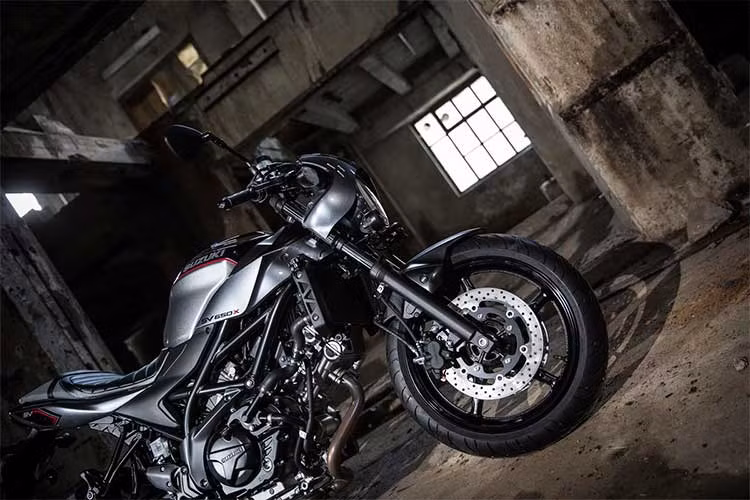 Suzuki cũng trang bị cho chiếc SV650X 2018 bộ vành đúc 5 chấu 17 inch, bộ phanh đĩa 290mm trước và 245mm cùng với phanh ABS tiêu chuẩn. Hệ thống ống xả đôi thể thao trên phiên bản concept đã bị loại bỏ thay bằng đơn, đồng thời trên mẫu xe cũng thay đổi vị trí đặt gương chiếu hậu.