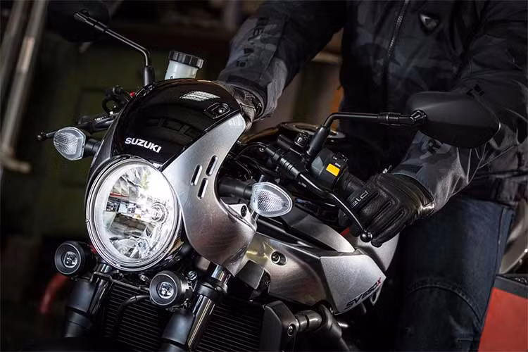 So với chiếc xe ý tưởng, SV650X bản thương mại chỉ khác biệt ở nước sơn 2 tông màu đen-xám. Đây cũng là lựa chọn màu sắc duy nhất của chiếc xe. Dựa trên dòng naked-bike SV650, phiên bản này chỉ thay đổi một số chi tiết như thêm quây gió nhỏ phía trước, yên vuốt thon hơn và tay lái clip-on để tạo thành kiểu dáng cafe racer gợi nhớ về thập niên 70.