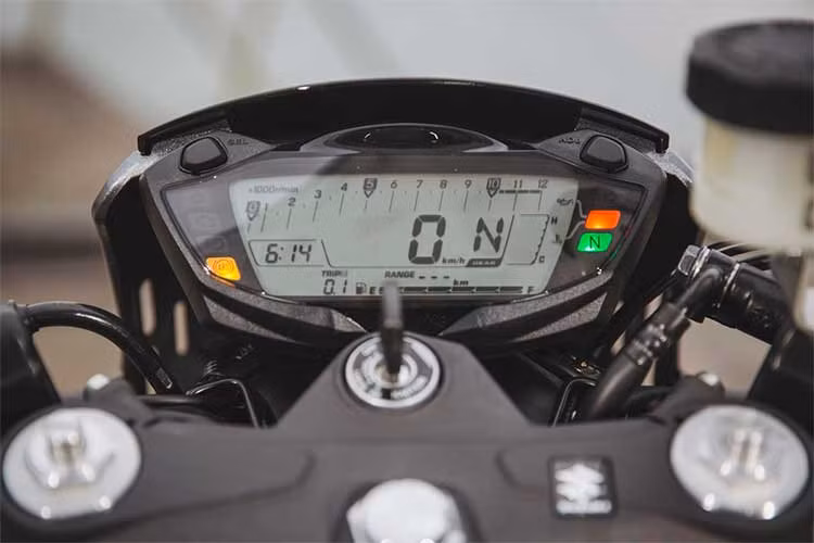 Cụm đồng hồ công tơ mét của xe được thiết kế dạng màn hình kỹ thuật số khá lớn, màn hình này hiển thị đầy đủ các thông số kỹ thuật, nhiên liệu, tốc độ và hành trình... Các nút bấm trên xe được thiết kế dễ sử dụng như các mẫu xe Suzuki mới hiện nay.