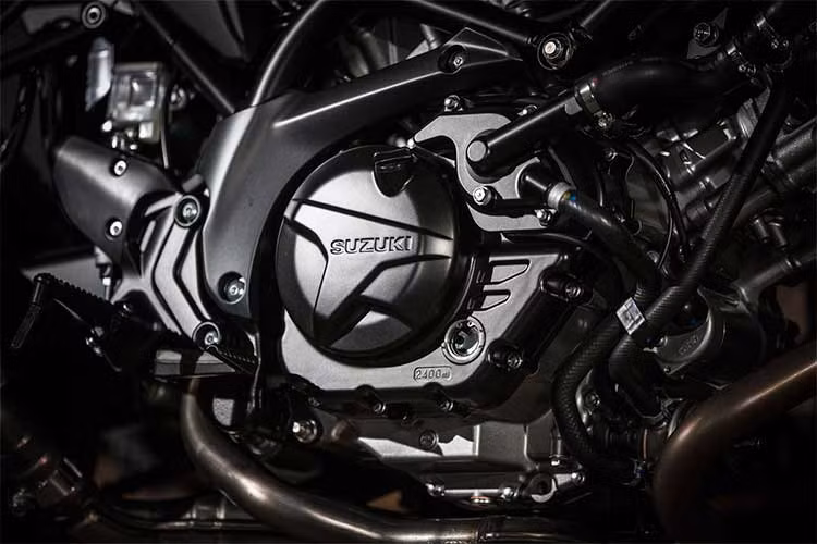 Về hệ động lực, SV650X vẫn được hãng xe máy Suzuki giữ nguyên động cơ V-Twin DOHC 650cc với công suất tối đa 75 mã lực từ SV650. Thay đổi cơ khí duy nhất trên chiếc xe là hệ thống phuộc trước nay đã có khả năng điều chỉnh tải trọng. Tuy nhiên không chỉ có SV650X, mọi phiên bản SV650 2018 khác cũng đều có trang bị này.