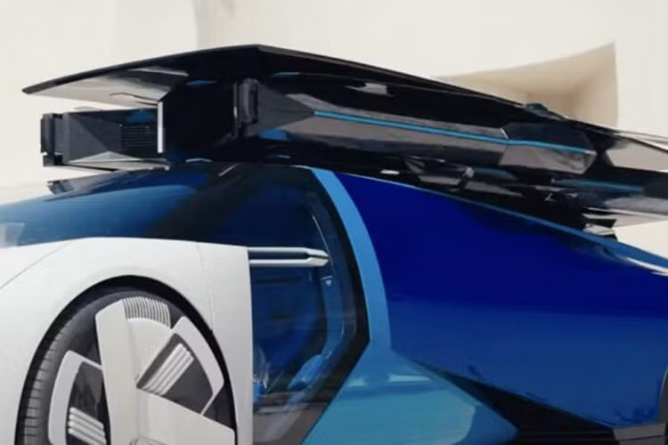 Xpeng AeroHT tích hợp các kịch bản bay và lái xe. Về kiểu dáng bên ngoài, nó gần giống với một chiếc coupe hai cửa. Xe có một đường nắp capô ngắn nối vào các cột A. Cửa của nó trong suốt để tăng tầm nhìn khi bay. Nhìn từ phía sau, chiếc xe này có dòng chữ Xpeng, đèn LED và cửa gió lớn.