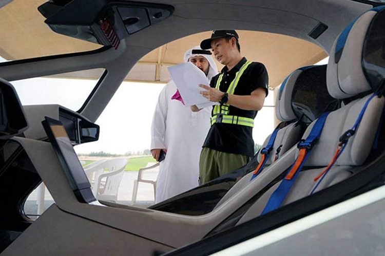 Xpeng AeroHT Hoàng Kim Khách yêu thích thuộc công ty được thành lập vào năm 2013 với sự hỗ trợ tài chính từ Giám đốc điều hành Xpeng He Xiaopeng. Năm 2016, AeroHT đã phát triển phương tiện bay đầu tiên. Nhưng nó trông giống mọi thứ trừ một chiếc ôtô. Nó tương tự như một chiếc máy bay không người lái khổng lồ.