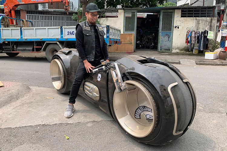 Giá xe Tron Light Cycle tại nước ngoài lên đến 77000 USD (tương đương khoang 1,8 tỷ đồng). Hiện mức giá để tay chơi môtô khủng - Đức Tào Phớ cho biết thì mất khoảng 2,7 tỷ đồng sau khi về đến Việt Nam. Hiện chưa biết mẫu xe này chưa được đăng ký biển số để lăn bánh trên đường.