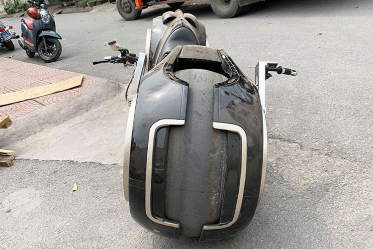 Phuộc trước và sau của xe hoàn toàn có thể điều chỉnh được độ cứng mềm tùy theo địa hình. Một máy tính điều khiển, phục hồi và nén giảm xóc với hệ thống treo lò xo phía trước và hệ thống treo phía sau.