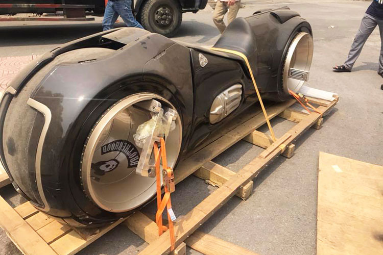 Chiếc siêu môtô Tron Light Cycle đầu tiên đã được khui thùng tại Hà Nội, và người thực hiện điều này không phải đại gia "khoe vàng" Phúc XO như những tuyên bố trước đó xôn xao giới chơi xe trong nước mà là tay chơi môtô đình đám Việt Nam - Đức Tào Phớ và những người anh em Vietgangz Brotherhood.