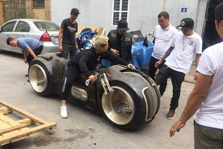 Mẫu xe Tron Light Cycle lần đầu tiên xuất hiện trong bộ phim Tron Legacy năm 1982 và sau đó đã được nâng cấp cho phần tiếp theo của phim này trong năm 2010. Mặc dù chiếc xe không thể di chuyển nhanh như trong phim nhưng gần như thiết kế ngoài đời của nó là giống hệt với nhau.