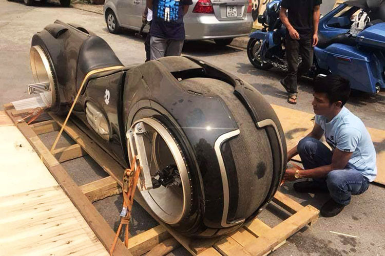 Đích thân tay chơi Đức Tào Phớ, người nổi tiếng trong giới chơi xe Việt vì sở hữu hàng loạt những chiếc môtô siêu độc, đắt, khui thùng chiếc Tron Light Cycle tại Hà Nội. Anh Đức cho biết đã phải bỏ ra số tiền khoảng 2,7 tỷ đồng để đem chiếc siêu môtô độc đáo này về Việt Nam.