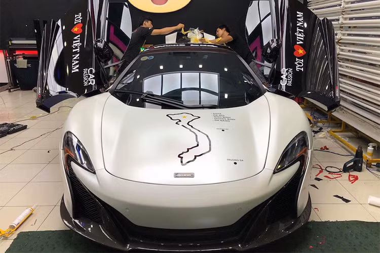Các phiên bản của McLaren 650S đều được trang bị động cơ V8, tăng áp kép, dung tích 3,8 lít, sản sinh công suất tối đa 641 mã lực. Sức mạnh được truyền tới bánh thông qua hộp số tự động ly hợp kép 7 cấp. Nhờ đó, McLaren 650S Spider có thể tăng tốc từ 0-100 km/h trong 3 giây và đạt vận tốc tối đa khoảng 328 km/h.