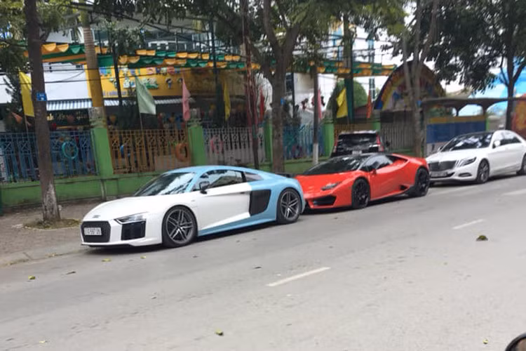 Chiếc xe sau đó đã được dán lại theo tông kép xanh dương / trắng thay cho màu đen bóng ban đầu. Đặc biệt, siêu xe R8 cũng được sử dụng trong lễ ăn hỏi của Cường Đô la và Đàm Thu Trang. Mới đây, chiếc xe hiện đang nằm tại một showroom xe sang tư nhân có tiếng tại quận 5 chờ chủ nhân mới.