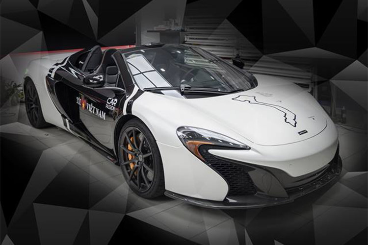 Tiếp theo, siêu xe McLaren 650S Spider là một trong những siêu xe được Cường Đô la sử dụng rất thường xuyên, tuy nhiên, siêu xe thể thao Anh Quốc cũng đang phải chia tay vị đại gia này. Được biết, Cường Đô la đã mua lại chiếc 650S Spider từ tay Minh nhựa vào tháng 7/2017, như vậy nó đã gắn bó với anh hơn một năm.