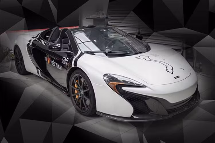 Tiếp theo, siêu xe McLaren 650S Spider là một trong những siêu xe được Cường Đô la sử dụng rất thường xuyên, tuy nhiên, siêu xe thể thao Anh Quốc cũng đang phải chia tay vị đại gia này. Được biết, Cường Đô la đã mua lại chiếc 650S Spider từ tay Minh nhựa vào tháng 7/2017, như vậy nó đã gắn bó với anh hơn một năm.