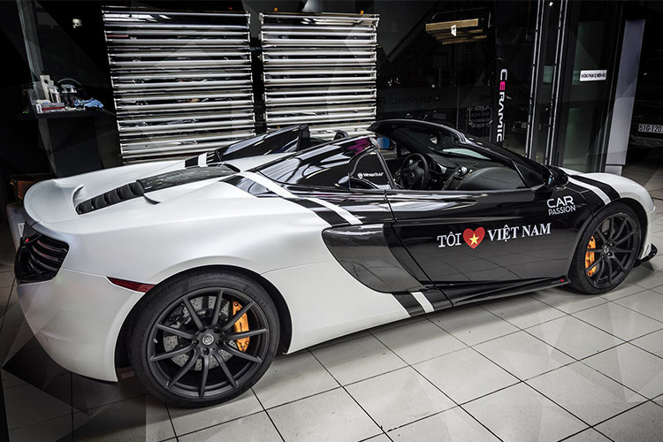 McLaren 650S được phát triển dựa trên người anh 12C với khung sườn bằng chất liệu sợi carbon giúp trọng lượng của siêu xe này xuống khoảng 1.370 kg. Về mặt thiết kế, McLaren 650S được xem như lai giữa siêu xe triệu đô P1 và 12C. Nét khỏe khoắn ở thiết kế ngoại thất cùng bộ kiểu mở cửa cánh bướm đầy ấn tượng giúp siêu xe này thu hút nhiều ánh nhìn.