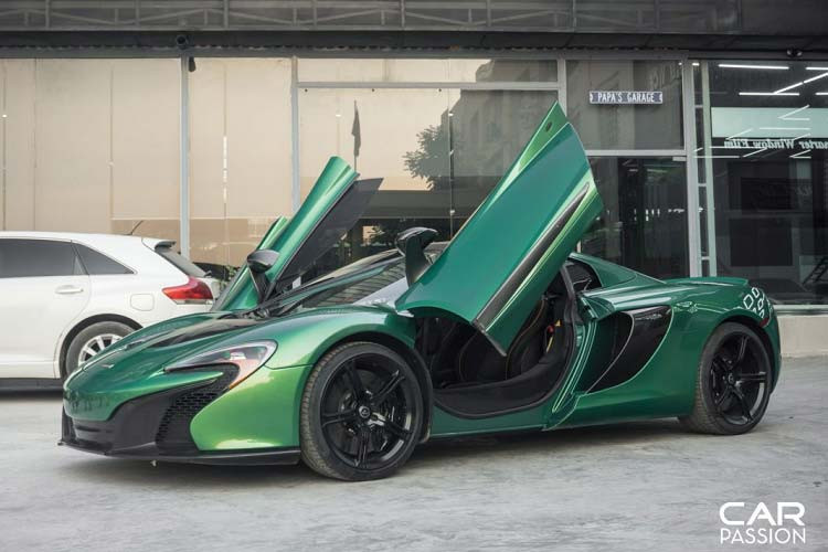 Khác với đa số siêu xe hiện nay đổi màu bằng cách dán decal, chiếc McLaren 650S Spider màu độc này được khoác lên lớp áo mới bằng phương pháp sơn lột mới du nhập vào Việt Nam. Phương pháp này có 2 ưu điểm là độ hoàn thiện tương tự phương pháp sơn truyền thống và có thể gỡ bỏ dễ dàng như decal.