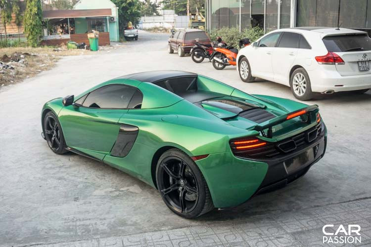 Màu mới của chiếc xe có tên High Gloss Green (xanh bóng), làm nổi bật các chi tiết độ bằng carbon trên xe. Ngoài ra, chồng của Diệp Lâm Anh cũng đã độ lại phần nắp capô của xe theo mẫu McLaren P1, vốn chỉ có 375 chiếc được sản xuất trên toàn thế giới. Được biết gói độ này mất khaongr 400 triệu đồng.