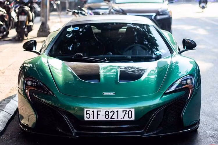 Chiếc siêu xe mui trần McLaren 650S Spider này của chồng Diệp Lâm Anh lúc mới về nước có màu sơn nguyên bản là cam sẫm, xe sau đó về tay của ông Đặng Lê Nguyên Vũ và từng được sơn lại thành màu trắng. Giá xe McLaren 650S Spider từng được công ty nhập khẩu tư nhân quận 5, TP HCM chào bán khoảng trên 10 tỷ đồng.