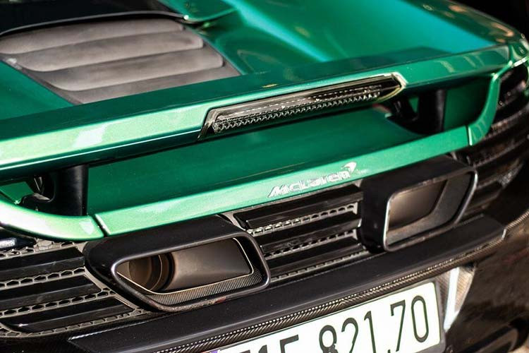 Động cơ kết hợp với hộp số 7 cấp SSG, nhờ đó, McLaren 650S Spider có thể tăng tốc từ vị trí xuất phát lên 100 km/h trong vòng 3 giây trước khi đạt vận tốc tối đa 328 km/h. Chiếc siêu xe mui trần McLaren 650S Spider của chồng Diệp Lâm Anh còn được thay ống xả độ của hãng IPE nhằm mang đến "tiếng thở" ấn tượng hơn so với trước.