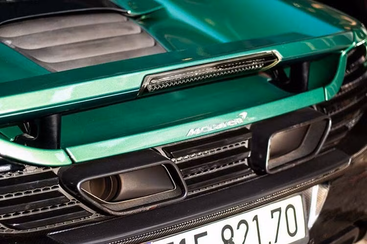 Động cơ kết hợp với hộp số 7 cấp SSG, nhờ đó, McLaren 650S Spider có thể tăng tốc từ vị trí xuất phát lên 100 km/h trong vòng 3 giây trước khi đạt vận tốc tối đa 328 km/h. Chiếc siêu xe mui trần McLaren 650S Spider của chồng Diệp Lâm Anh còn được thay ống xả độ của hãng IPE nhằm mang đến "tiếng thở" ấn tượng hơn so với trước.