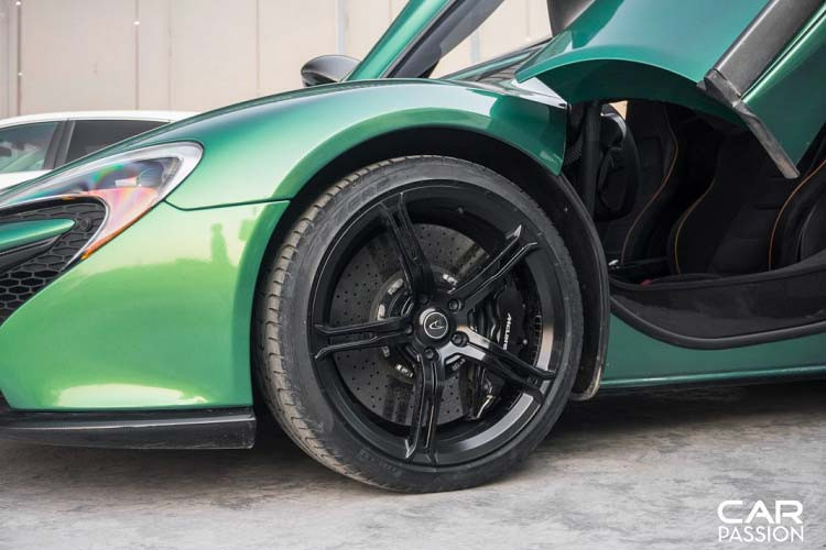 Phần nắp capô độ McLaren P1 này của siêu xe McLaren 650S Spider nhà chồng Diệp Lâm Anh đã được sơn lại thành màu xanh lá, chỉ chừa lại hai hốc gió bằng carbon để tạo điểm nhấn. Đây là chiếc 650S phiên bản mui trần và sở hữu kiểu mui xếp cứng có thể đóng hoặc mở mui trong thời gian 16 giây.