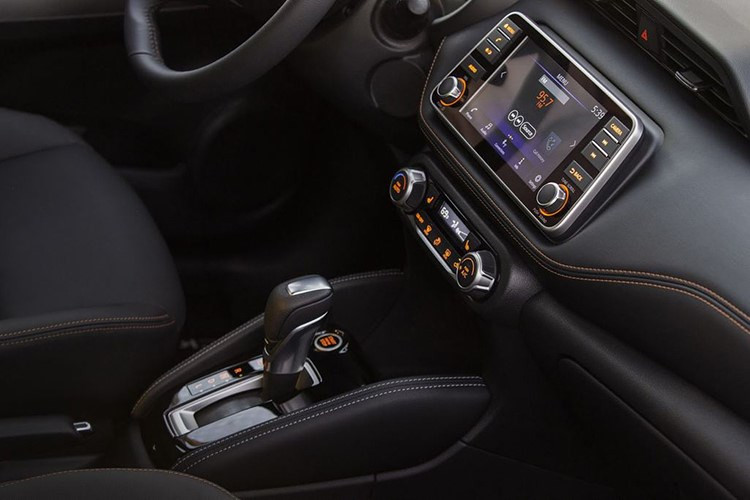 Xe cũng được trang bị đầy đủ kết nối smartphone, ổ cắm điện 12V kèm cổng USB và jack AUX nằm trong hộc chứa đồ ở bệ trung tâm. Nhờ sở hữu chiều dài 4,3 m, rộng 1,8 m và cao 1,6 m. Khoảng cách giữa 2 trục bánh xe là 2,62 m - bên trong khoang nội thất của xe khá rộng rãi và thoải mái, đủ cho 5 người ngồi.