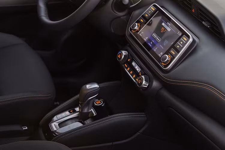 Xe cũng được trang bị đầy đủ kết nối smartphone, ổ cắm điện 12V kèm cổng USB và jack AUX nằm trong hộc chứa đồ ở bệ trung tâm. Nhờ sở hữu chiều dài 4,3 m, rộng 1,8 m và cao 1,6 m. Khoảng cách giữa 2 trục bánh xe là 2,62 m - bên trong khoang nội thất của xe khá rộng rãi và thoải mái, đủ cho 5 người ngồi.