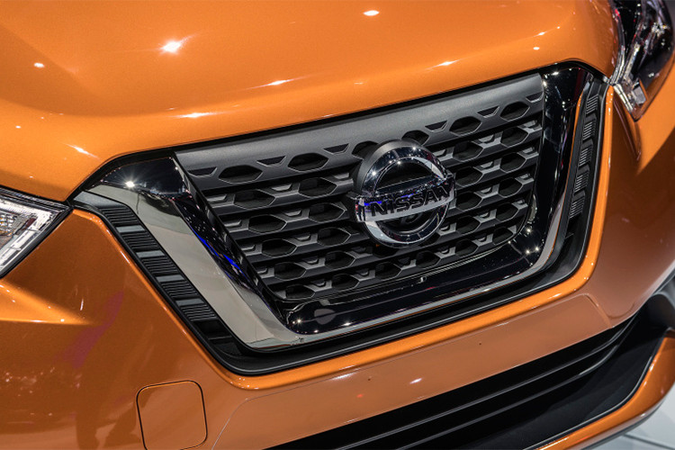 Dù có kích thước nhỏ nhưng Kicks vẫn có vẻ ngoài năng động, khỏe khoắn với lưới tản nhiệt hình chữ V đặc trưng của Nissan, kết hợp với những đường nét đậm, cứng cáp. Kiểu dáng mới giúp Nissan Kicks tự tin hơn trước các đối thủ, thay vì kiểu dáng có phần “tinh quái” của mẫu Juke.